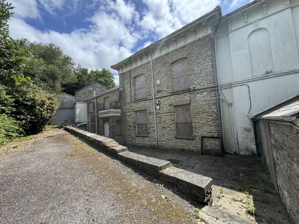 Lot: 18 - DETACHED PROPERTY WITH POTENTIAL AND LARGE CAR PARK - Side view of the rear of the property